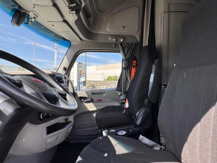 2021 Peterbilt 579 - image 10