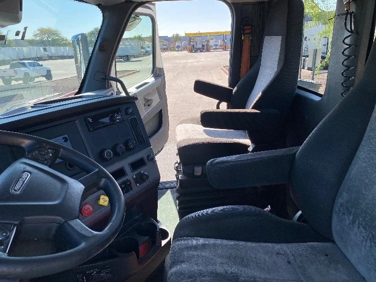 2021 Freightliner Cascadia in Phoenix, AZ — photo 10