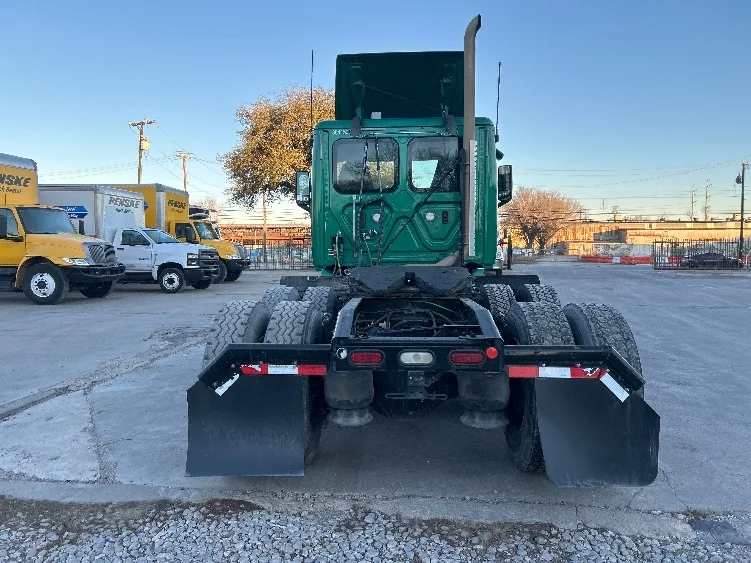 2020 Freightliner Cascadia in Dallas, TX — photo 6