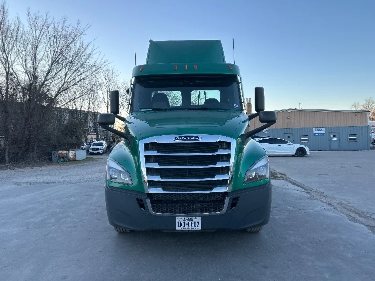 2020 Freightliner Cascadia in Dallas, TX — photo 2