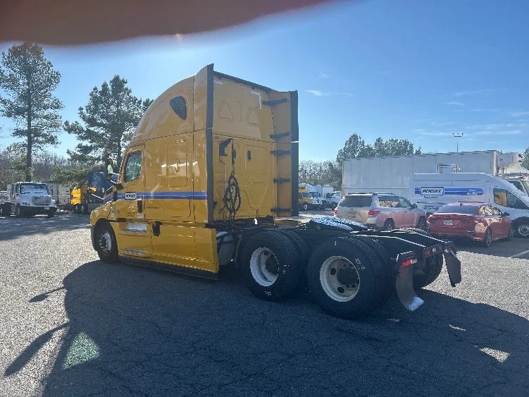 2022 Freightliner Cascadia in Fredericksburg, VA — photo 5