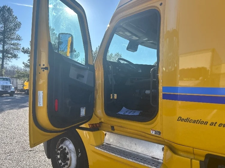2022 Freightliner Cascadia in Fredericksburg, VA — photo 9