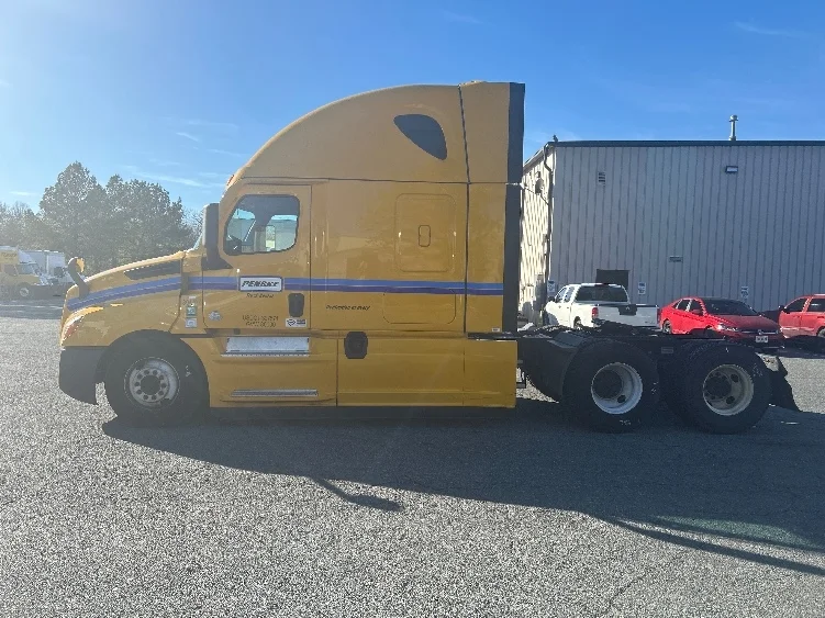 2022 Freightliner Cascadia in Fredericksburg, VA — photo 4