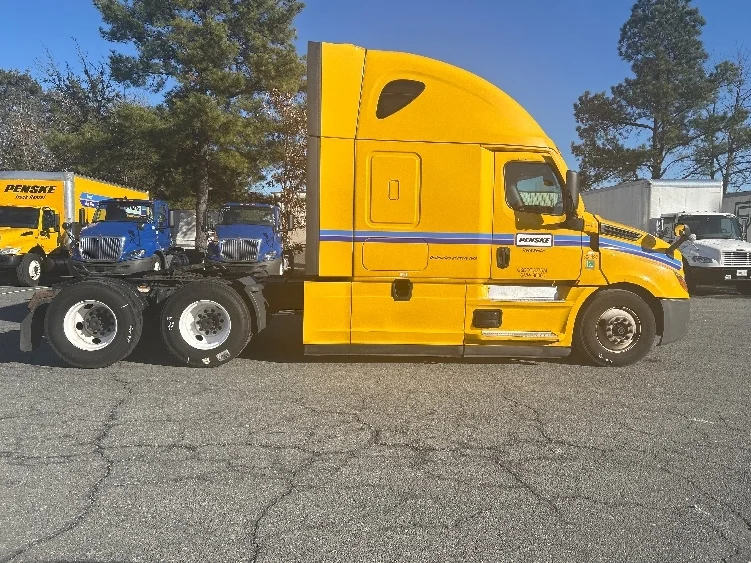 2022 Freightliner Cascadia in Fredericksburg, VA — photo 8
