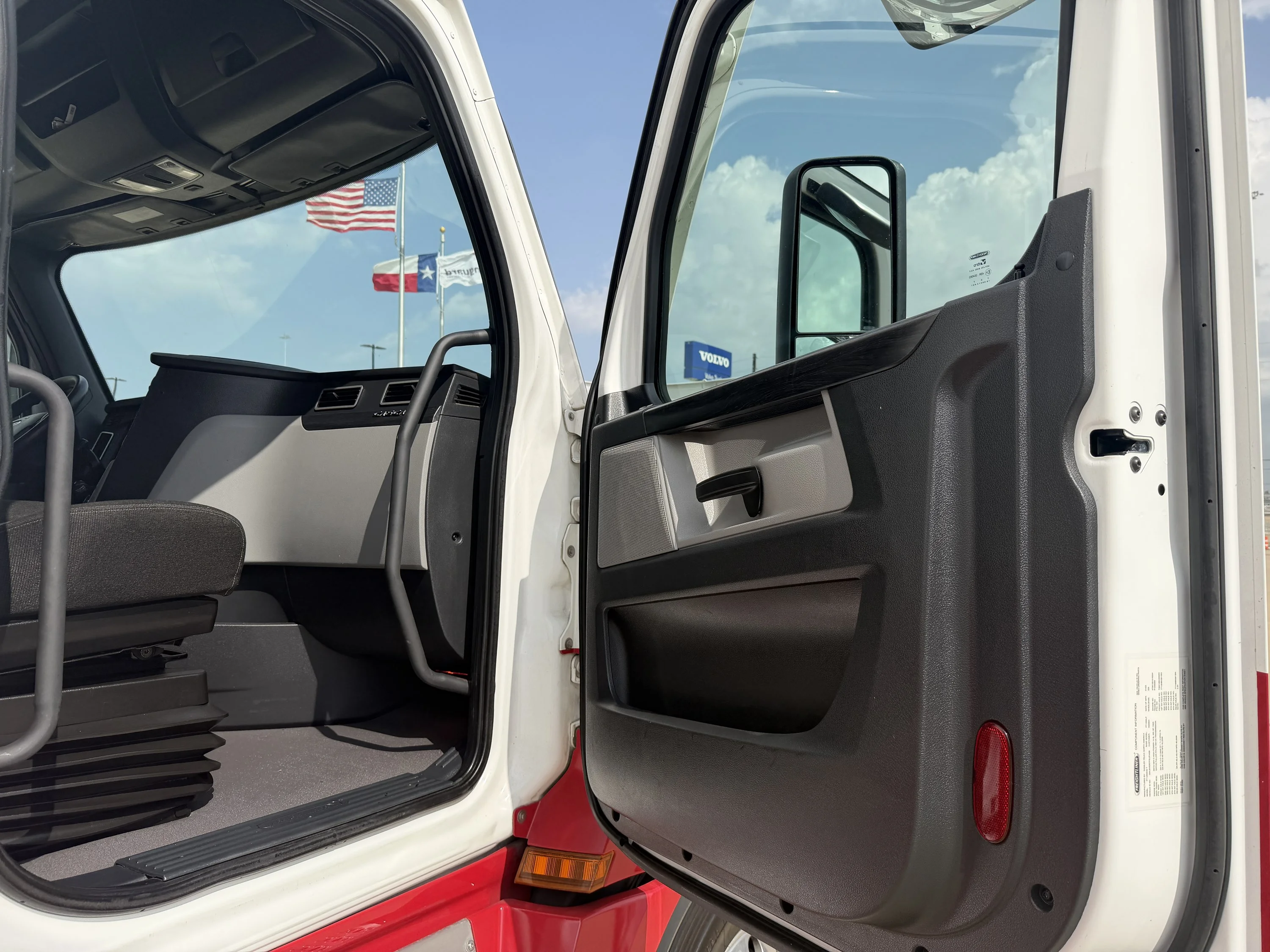 2023 Freightliner Cascadia in Houston, TX — photo 11