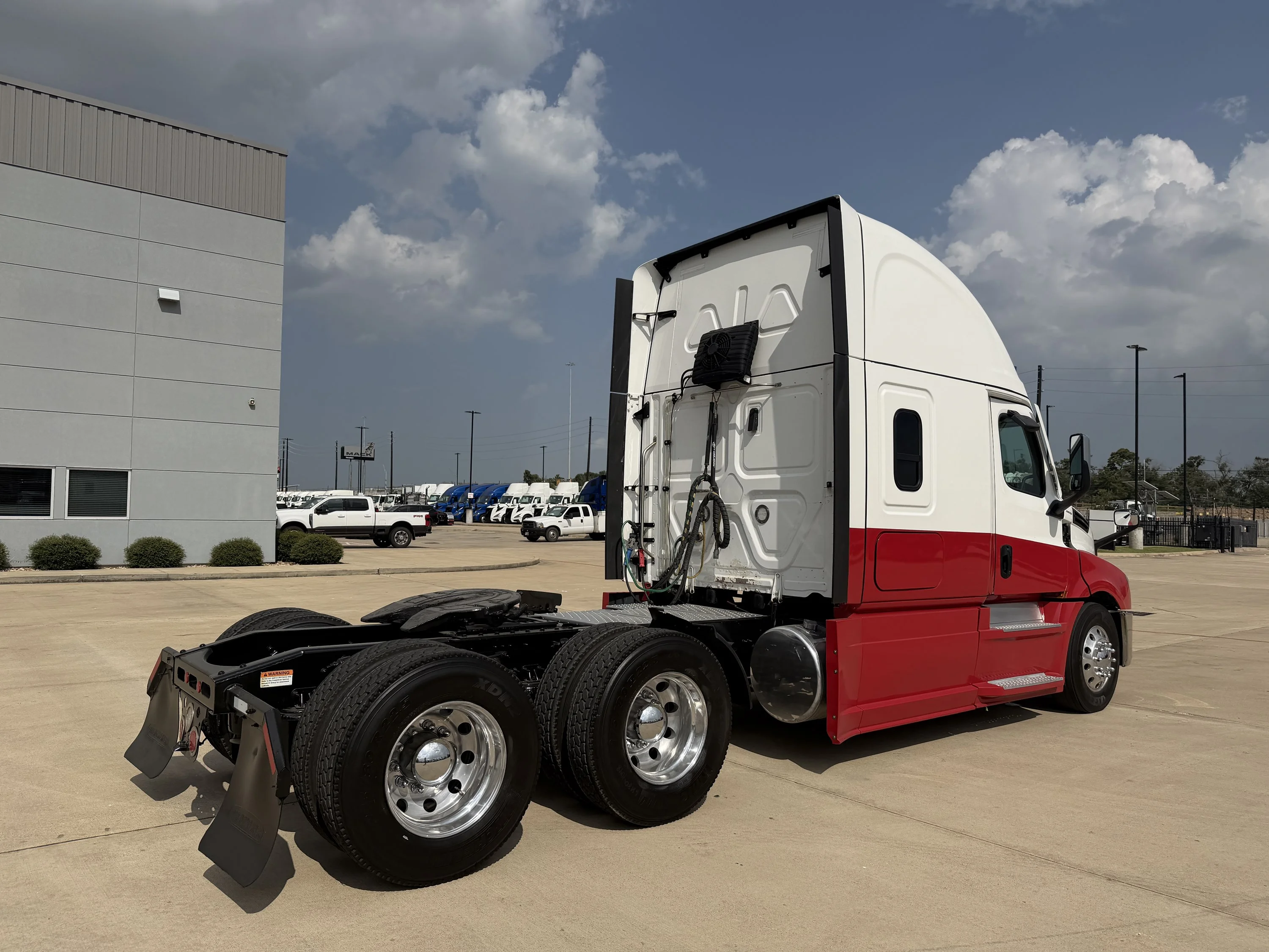 2023 Freightliner Cascadia in Houston, TX — photo 5