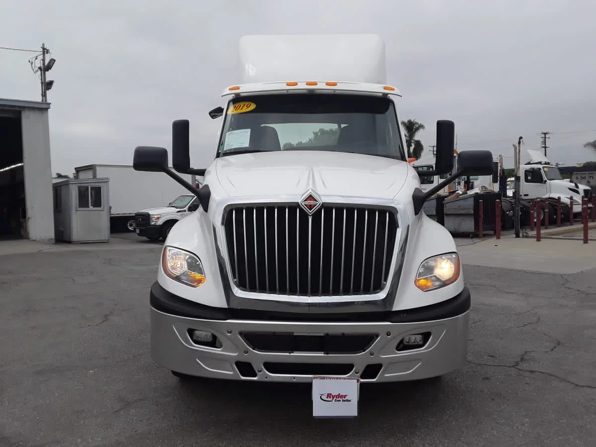 2019 International LT in Montebello, CA — photo 2