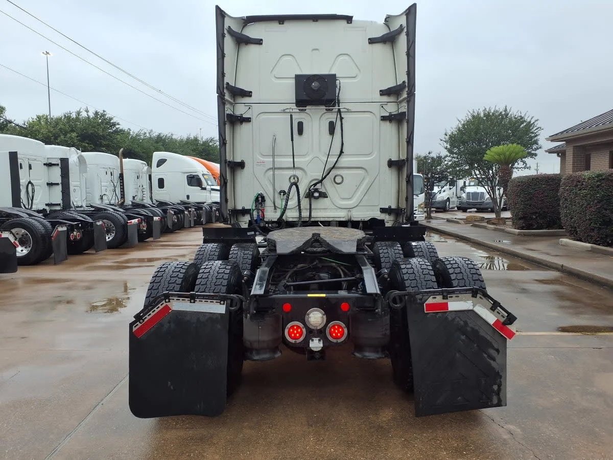 2020 Freightliner Cascadia in Houston, TX — photo 5