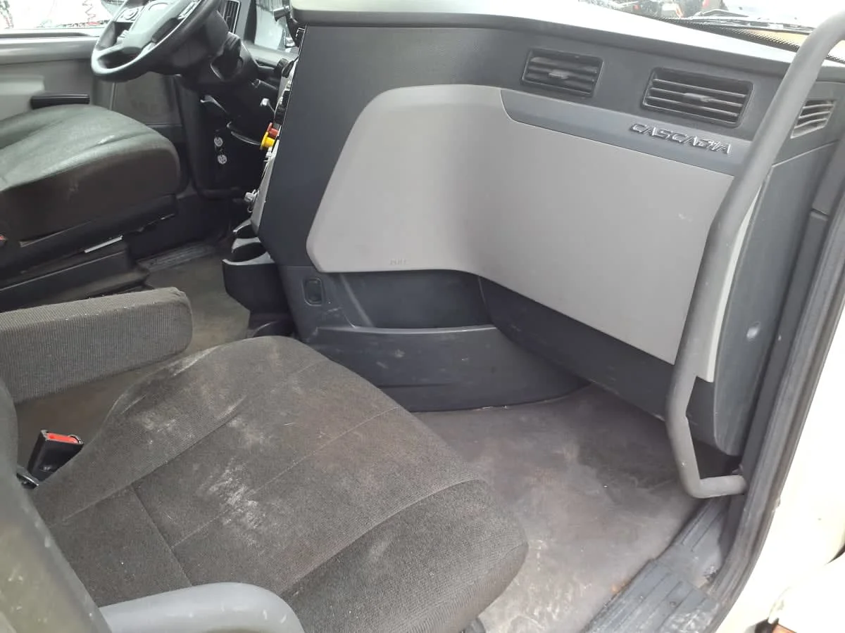 2020 Freightliner Cascadia in Houston, TX — photo 11