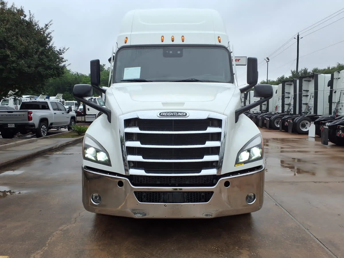 2020 Freightliner Cascadia in Houston, TX — photo 2