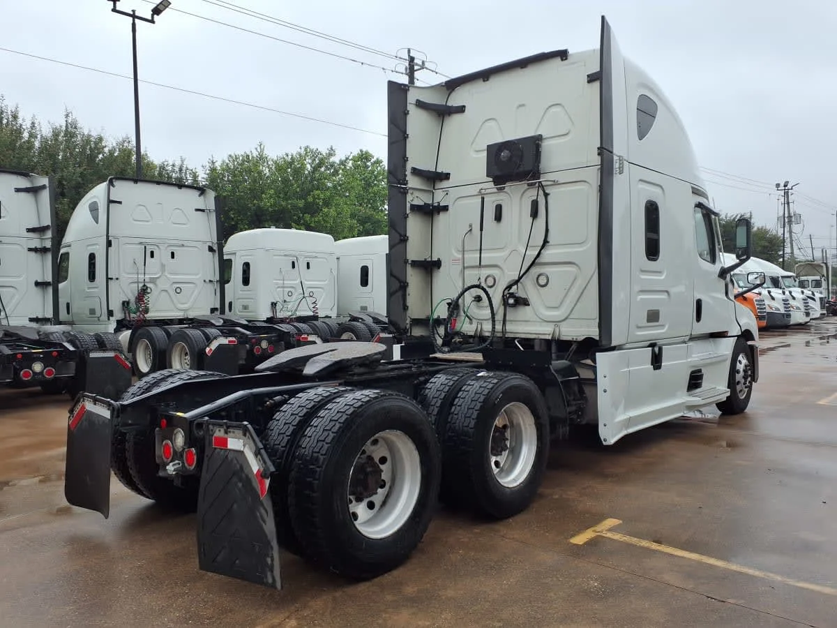 2020 Freightliner Cascadia in Houston, TX — photo 4