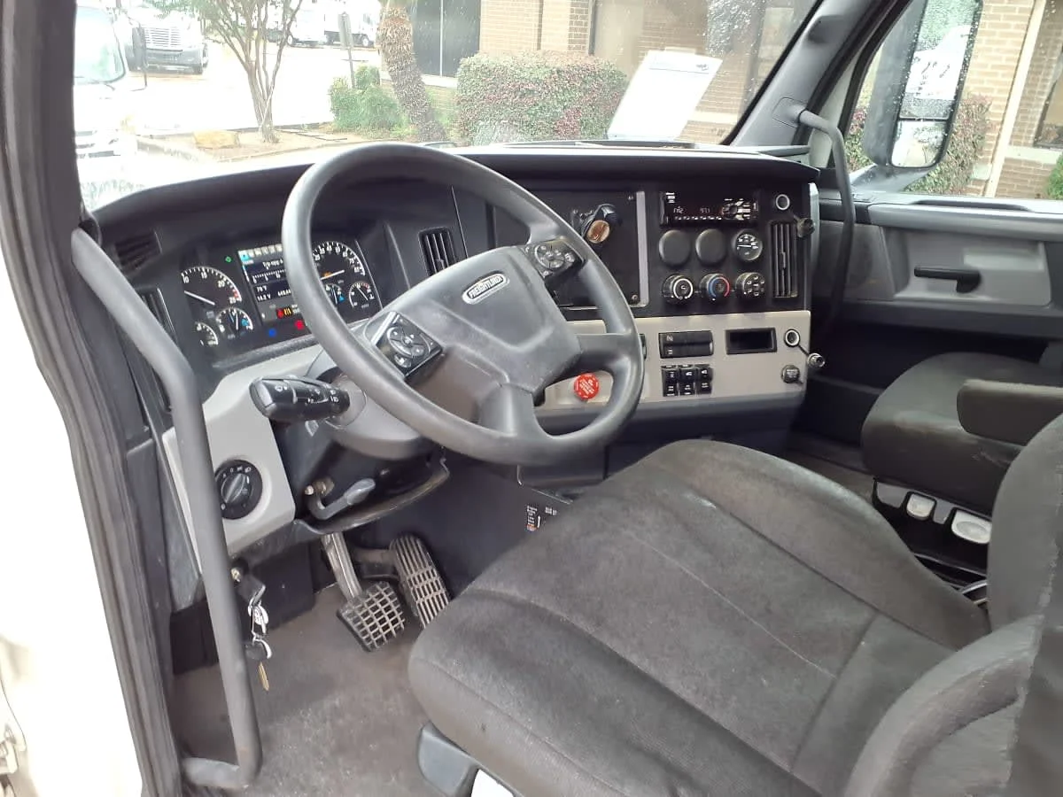 2020 Freightliner Cascadia in Houston, TX — photo 7