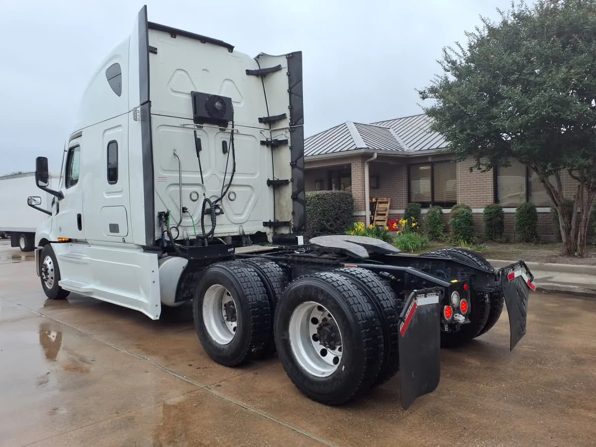 2020 Freightliner Cascadia in Houston, TX — photo 6
