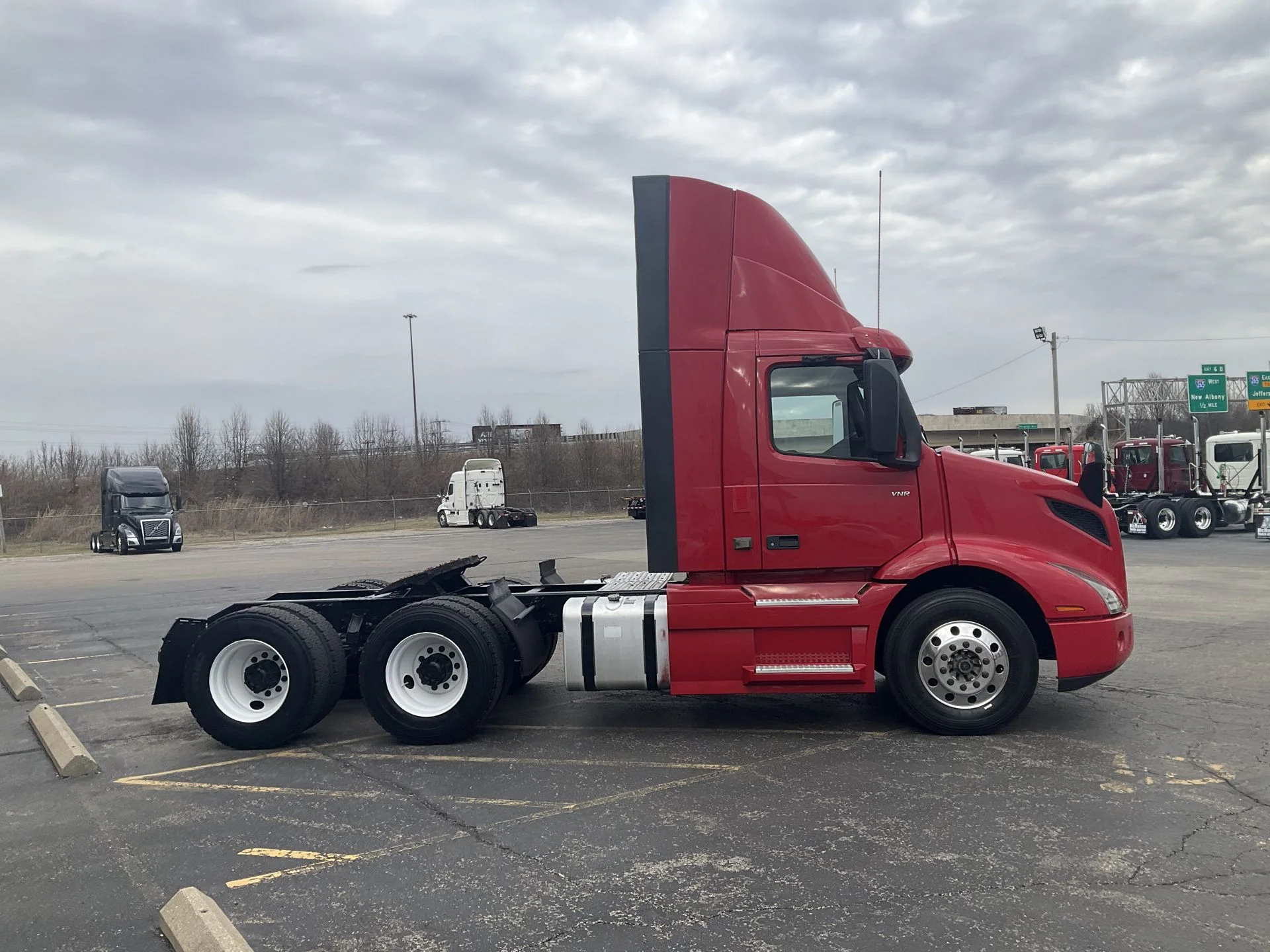 2021 Volvo VNR 640 - image 3