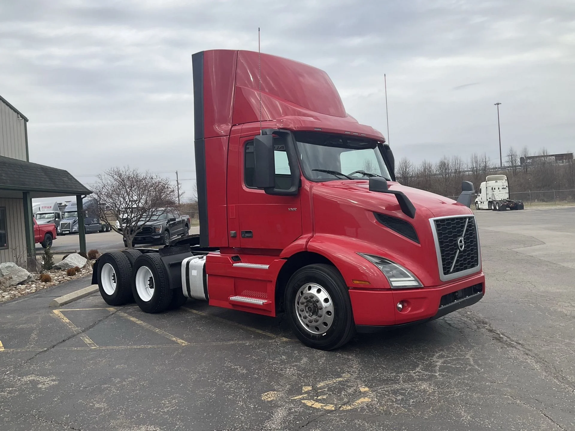 2021 Volvo VNR 640 - image 2