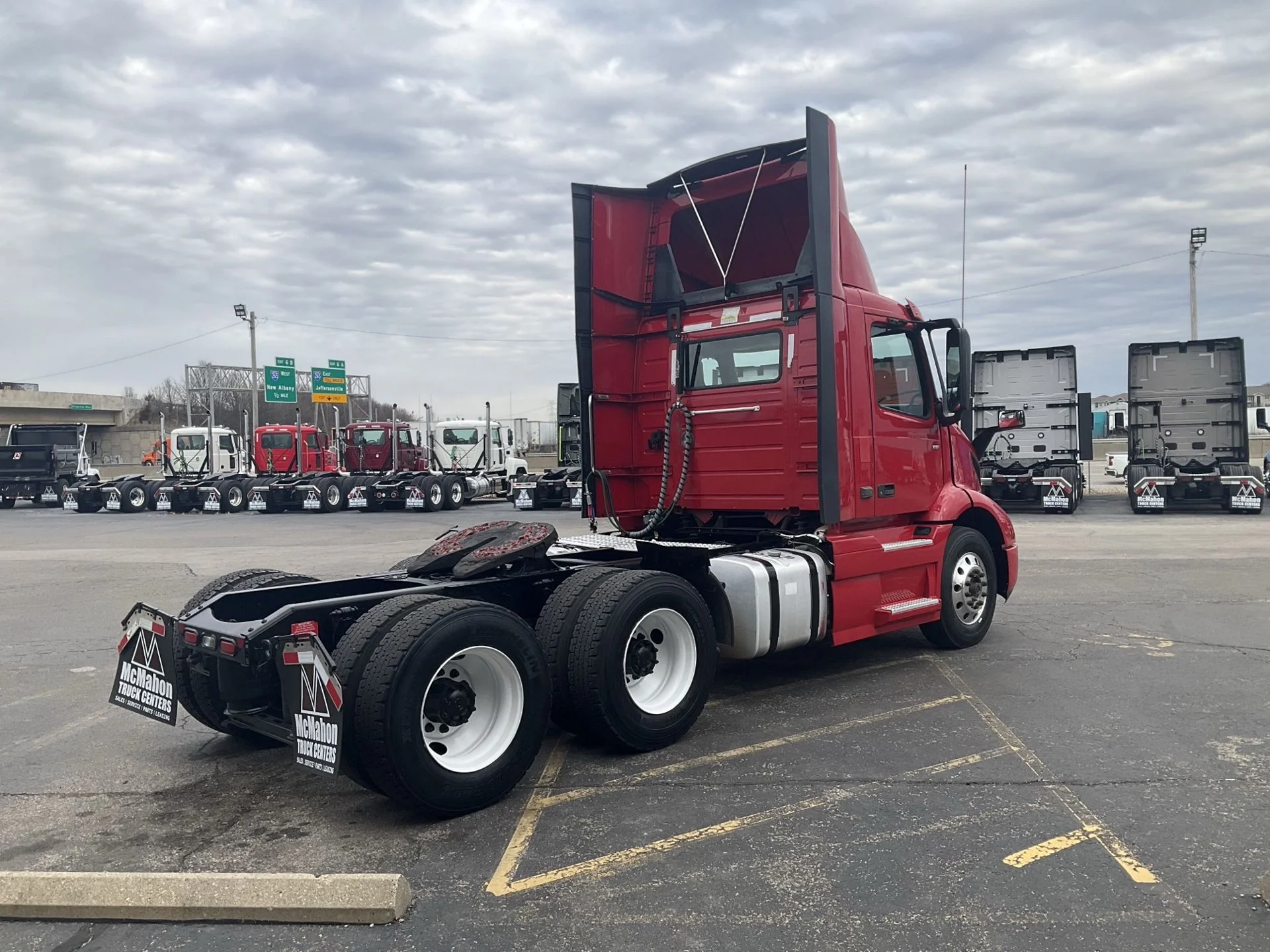 2021 Volvo VNR 640 - image 4