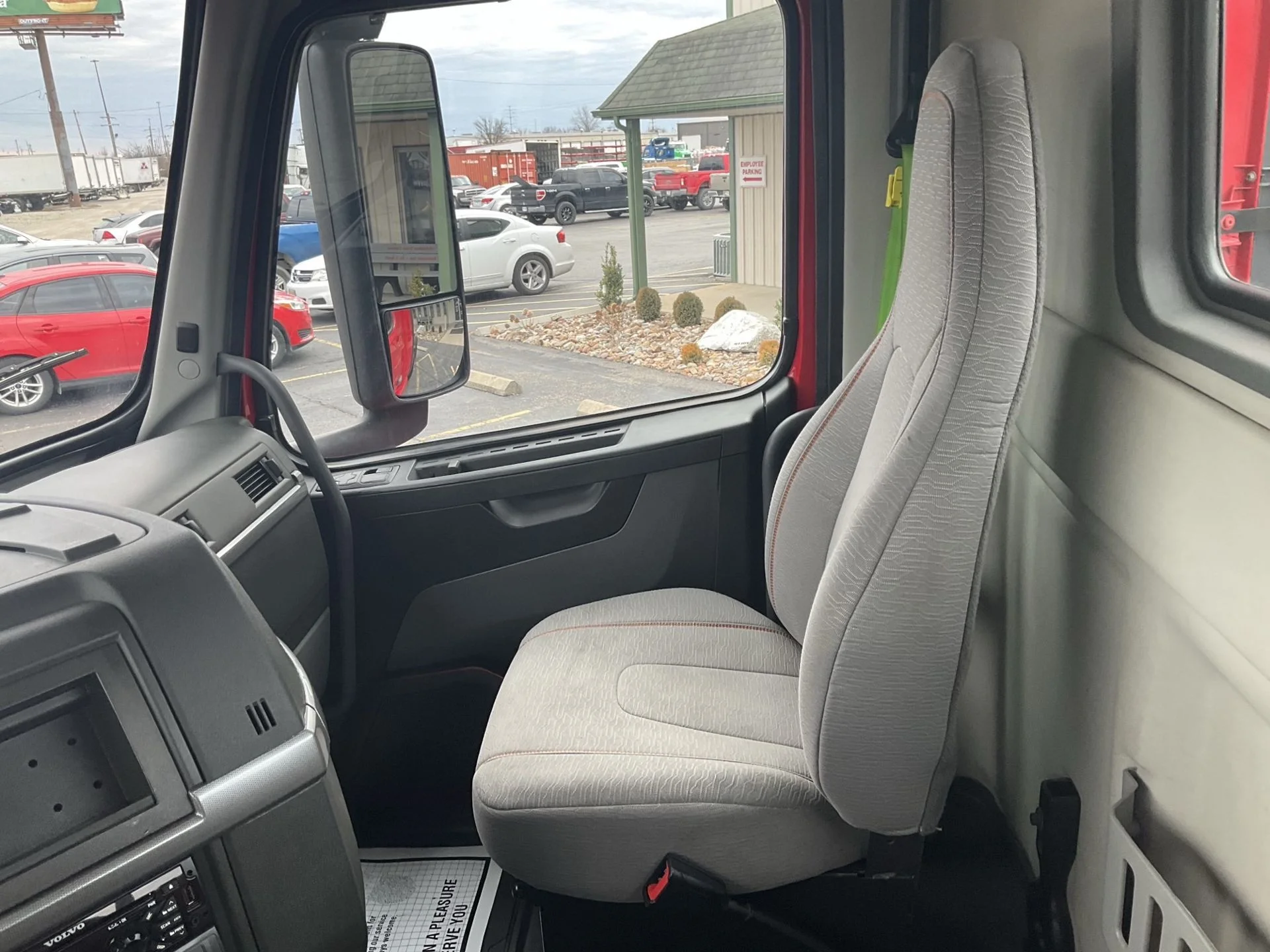 2021 Volvo VNR 640 - image 16