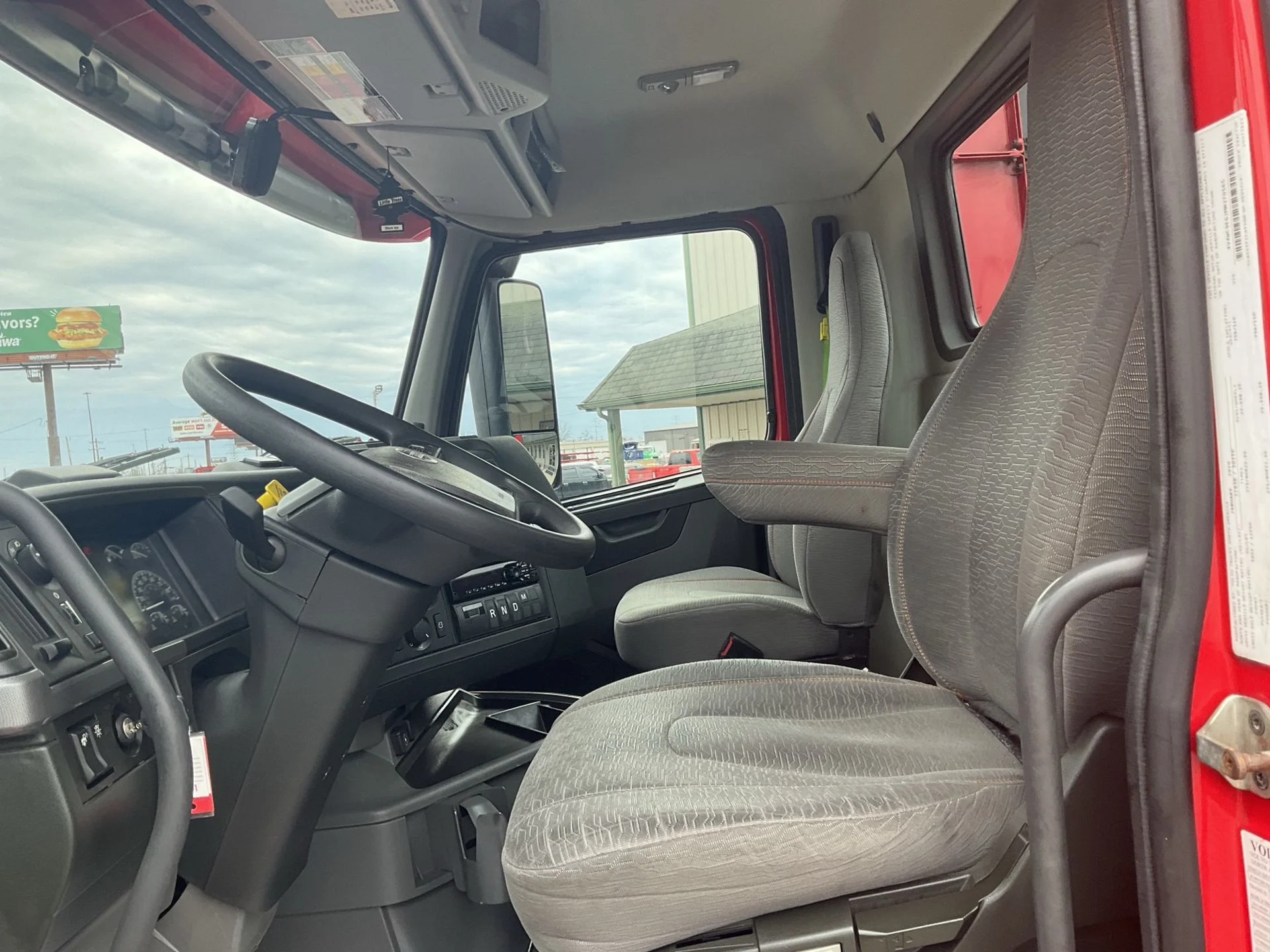 2021 Volvo VNR 640 - image 12