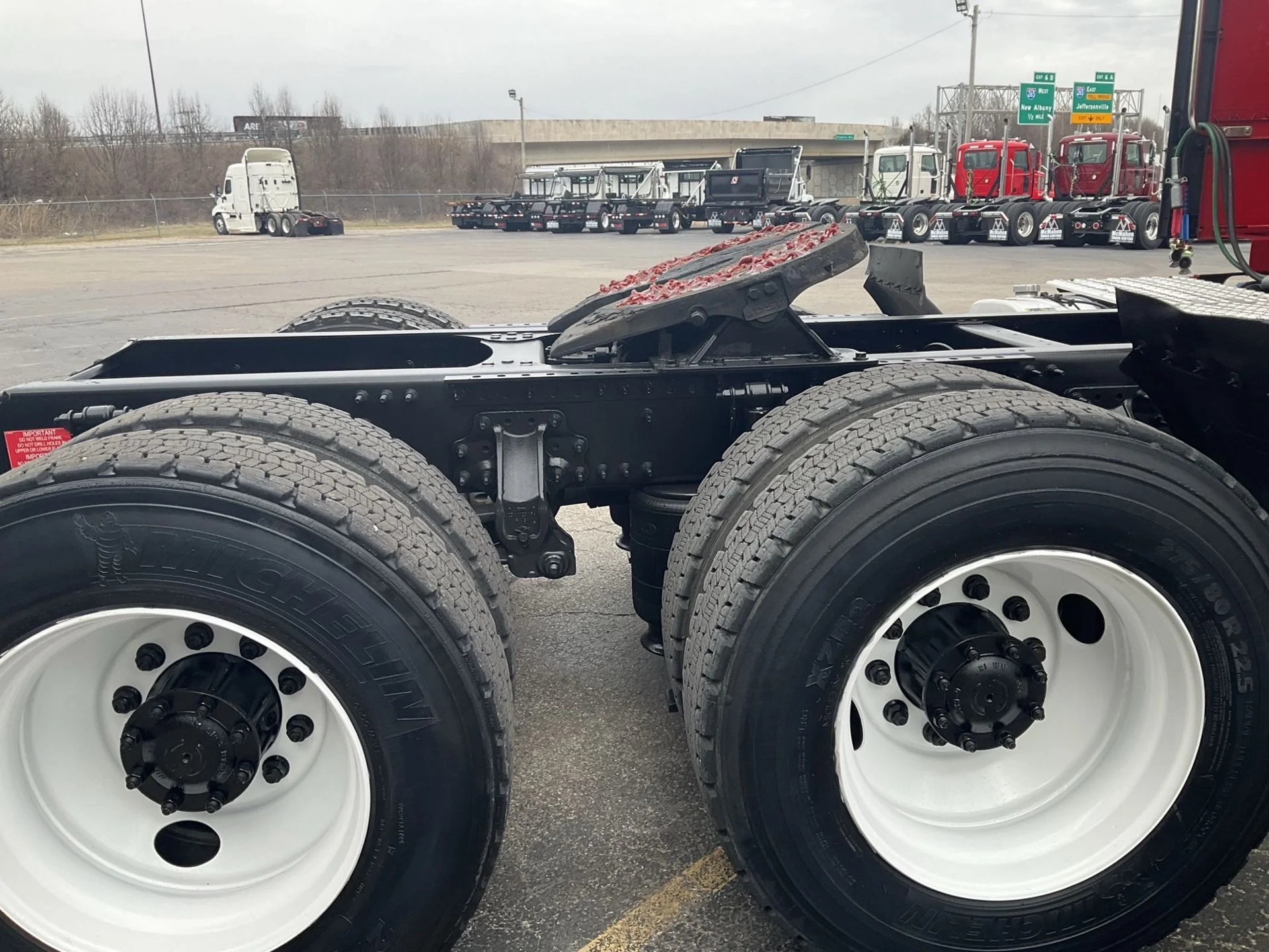 2021 Volvo VNR 640 - image 9