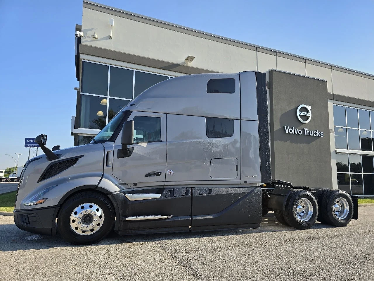 2026 Volvo VNL 860 in Toledo, OH — photo 7