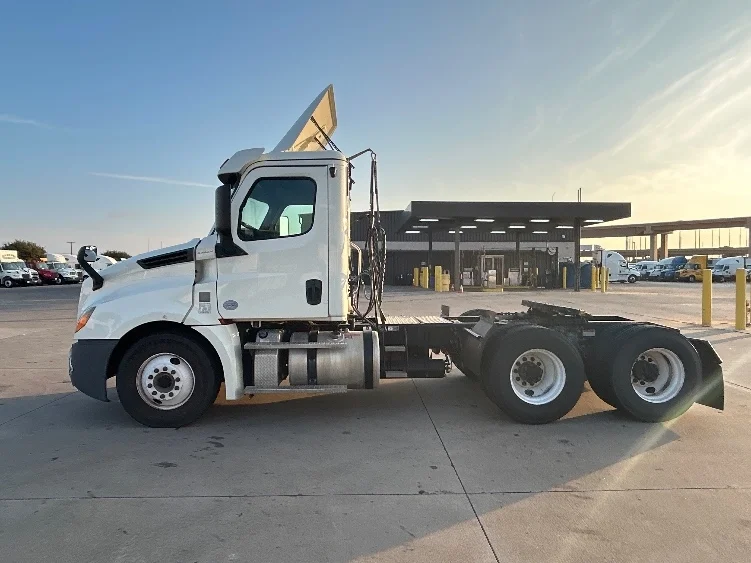 2019 Freightliner in Fort Worth, TX — photo 4