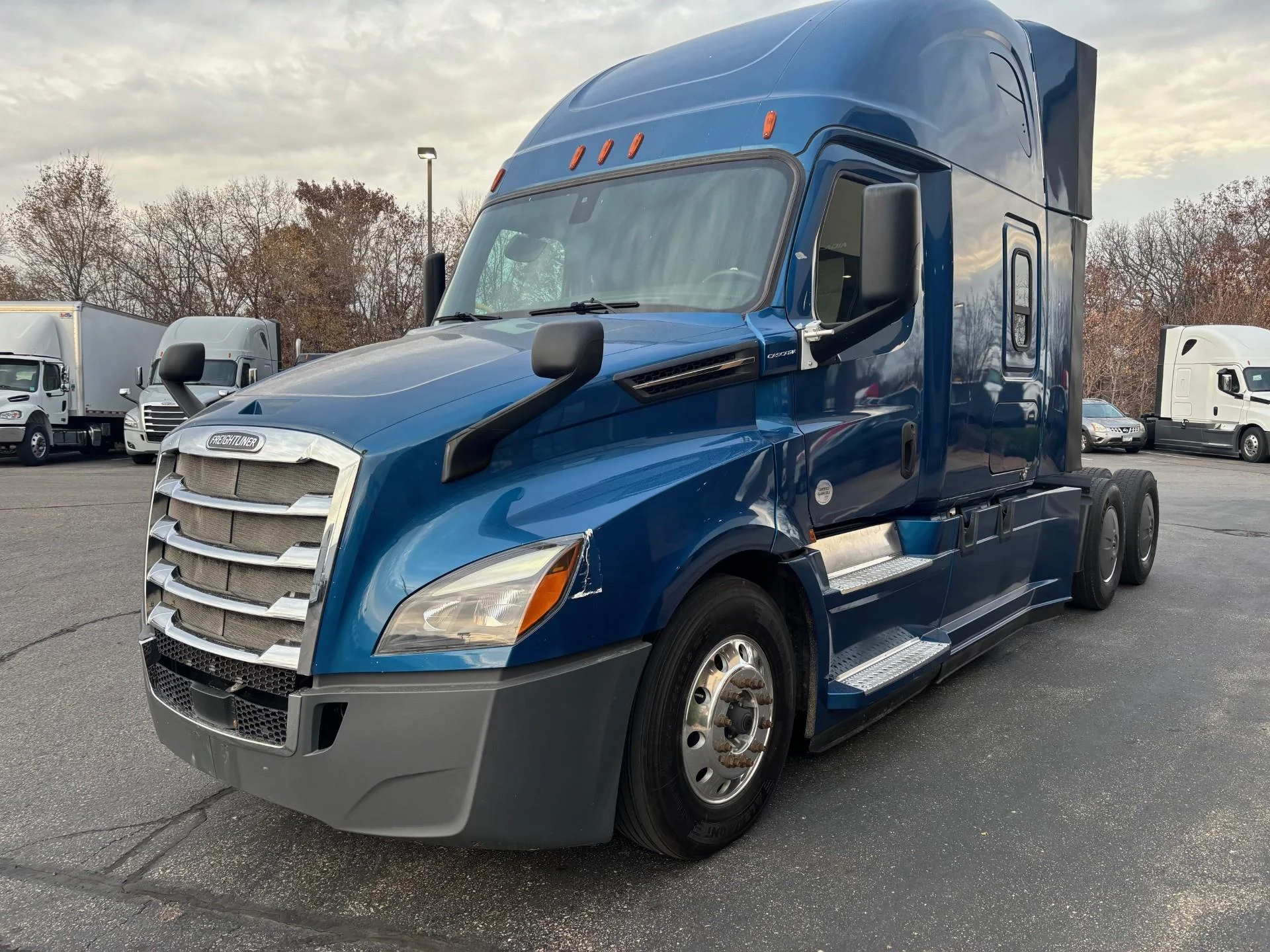 2019 Freightliner Cascadia - image 2