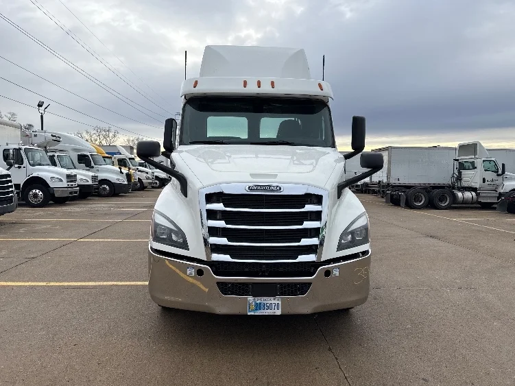 2020 Freightliner Cascadia in Allen Park, MI — photo 2