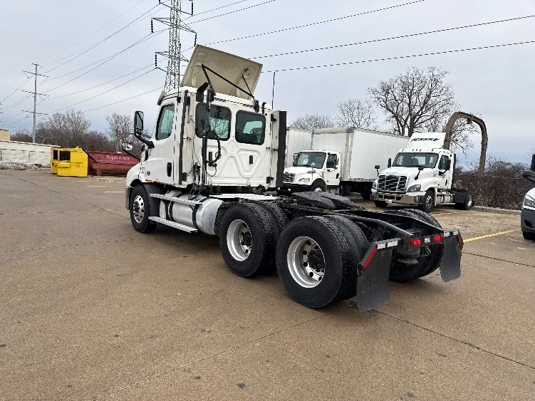 2020 Freightliner Cascadia in Allen Park, MI — photo 5