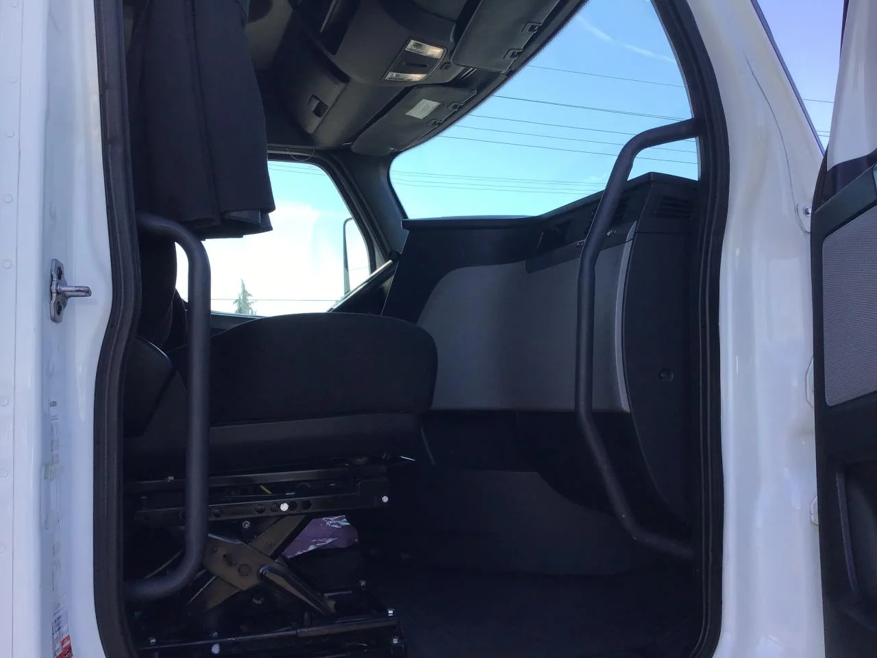 2020 Freightliner Cascadia in Pacific, WA — photo 4