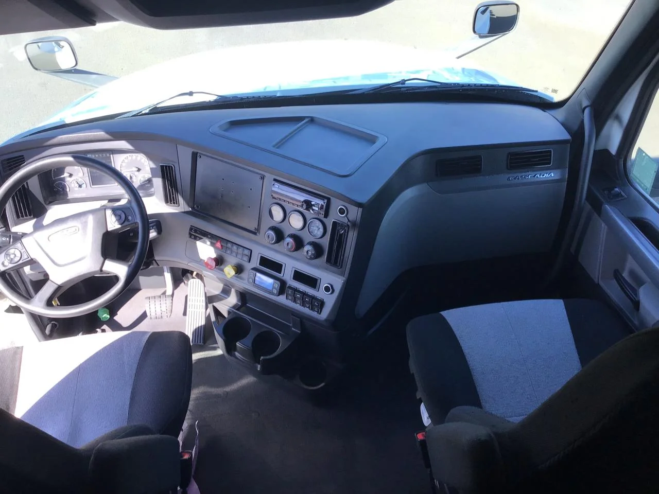 2020 Freightliner Cascadia in Pacific, WA — photo 9
