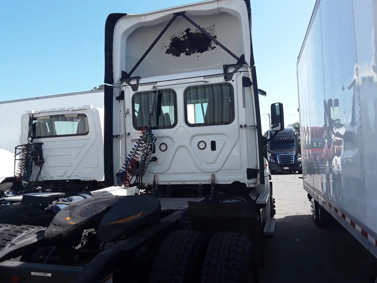 2018 Freightliner Cascadia in Fontana, CA — photo 4