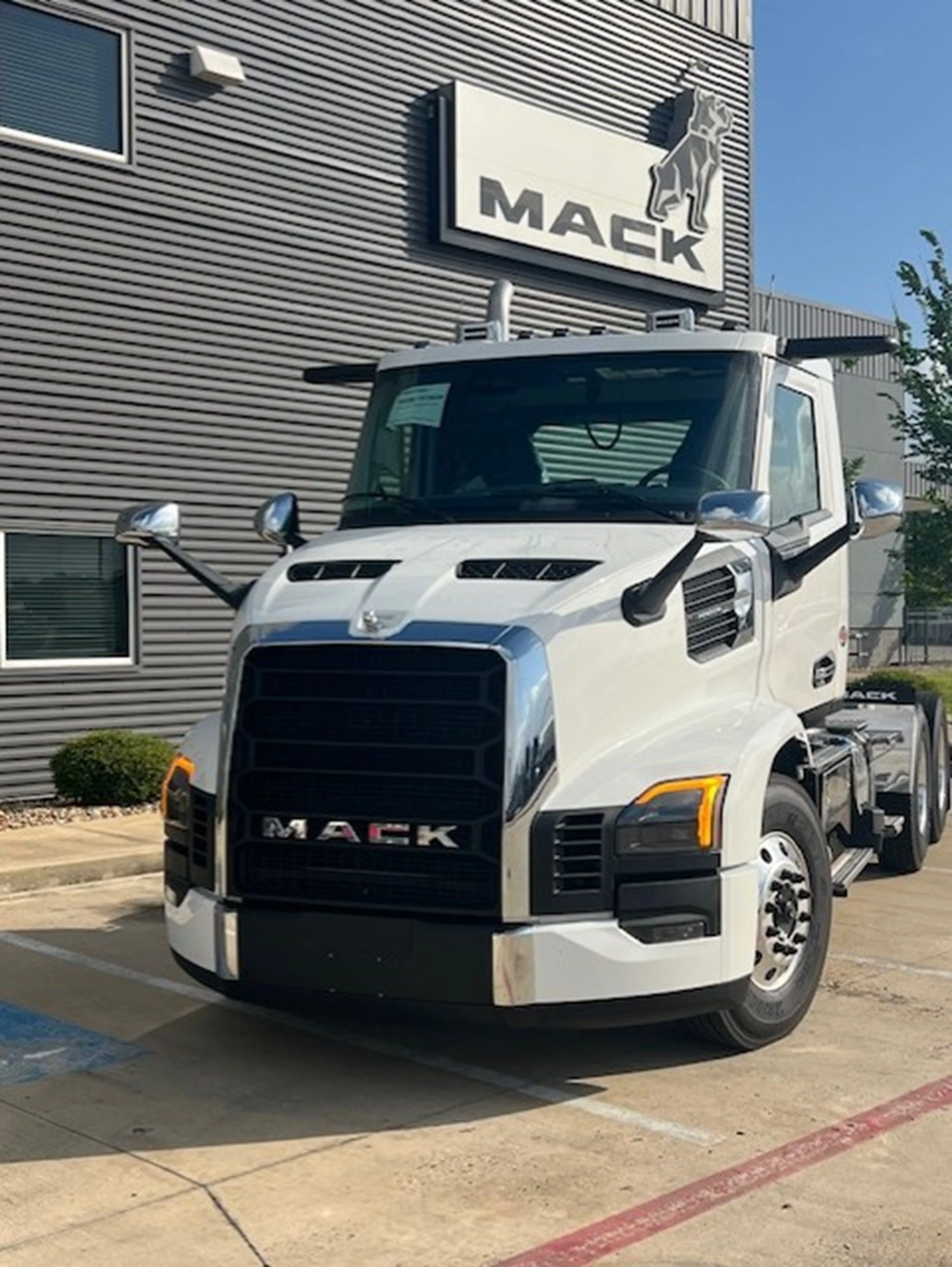 2027 Mack Pinnacle in Houston, TX — photo 3