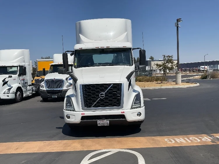 2020 Volvo VNR 640 in Stockton, CA — photo 2