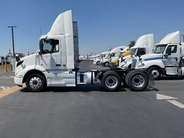 2020 Volvo VNR 640 in Stockton, CA — photo 4