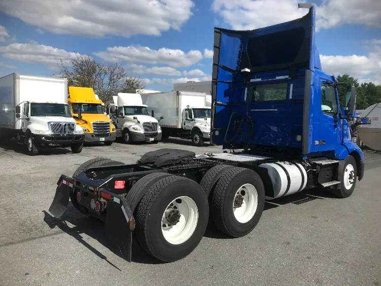 2019 Volvo VNL 300 - image 7