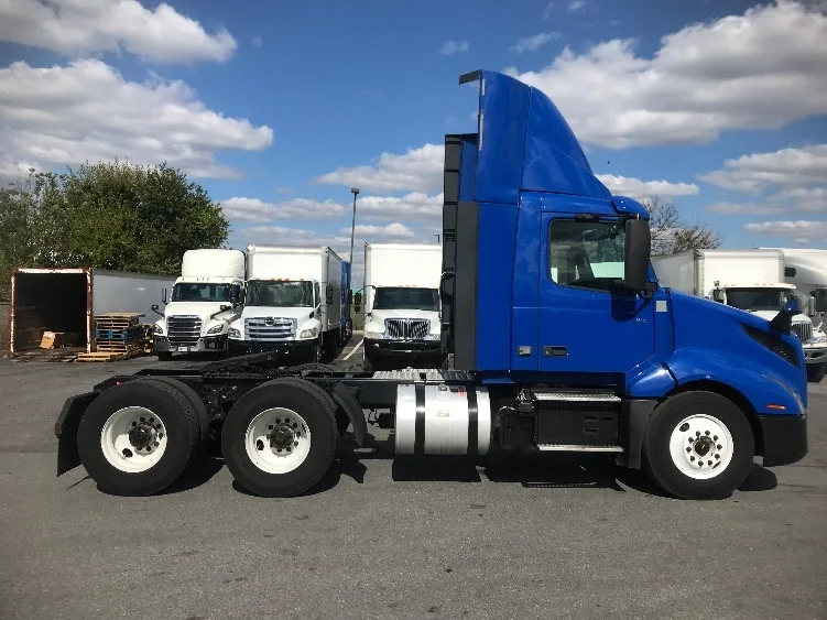 2019 Volvo VNL 300 - image 8