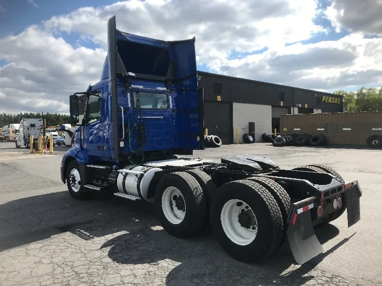 2019 Volvo VNL 300 - image 5