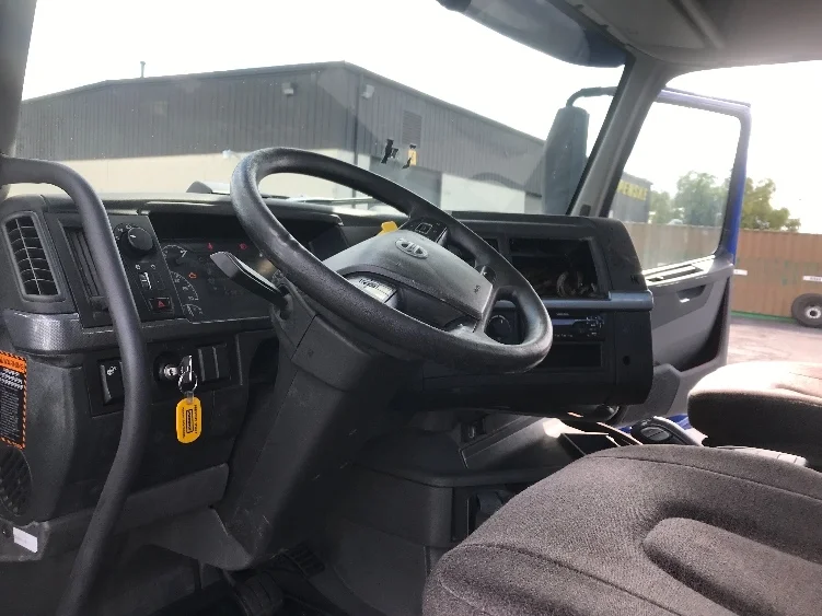 2019 Volvo VNL 300 - image 10