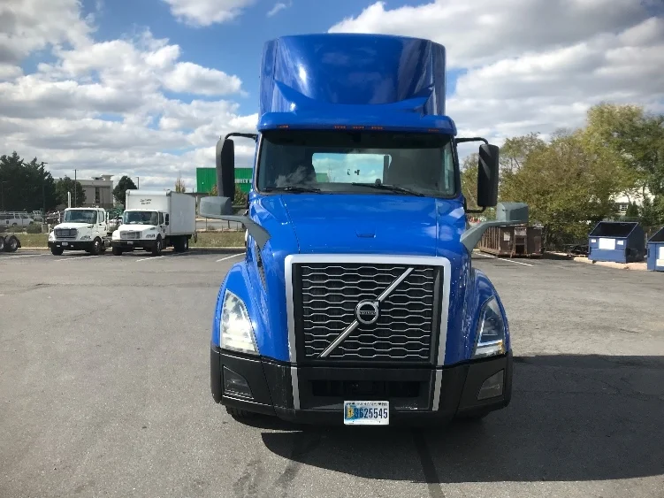 2019 Volvo VNL 300 - image 2