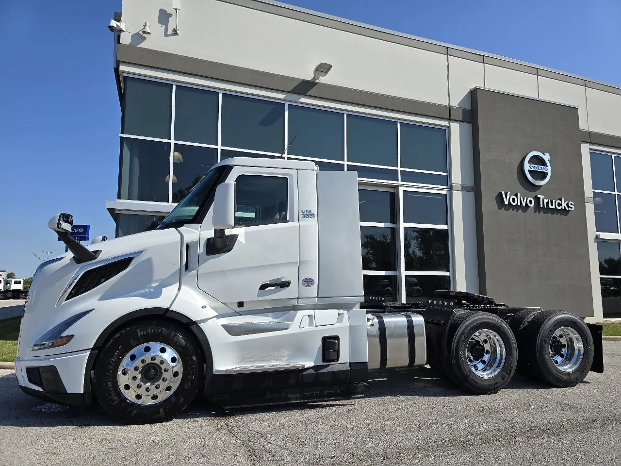 2026 Volvo VNL 300 - image 3