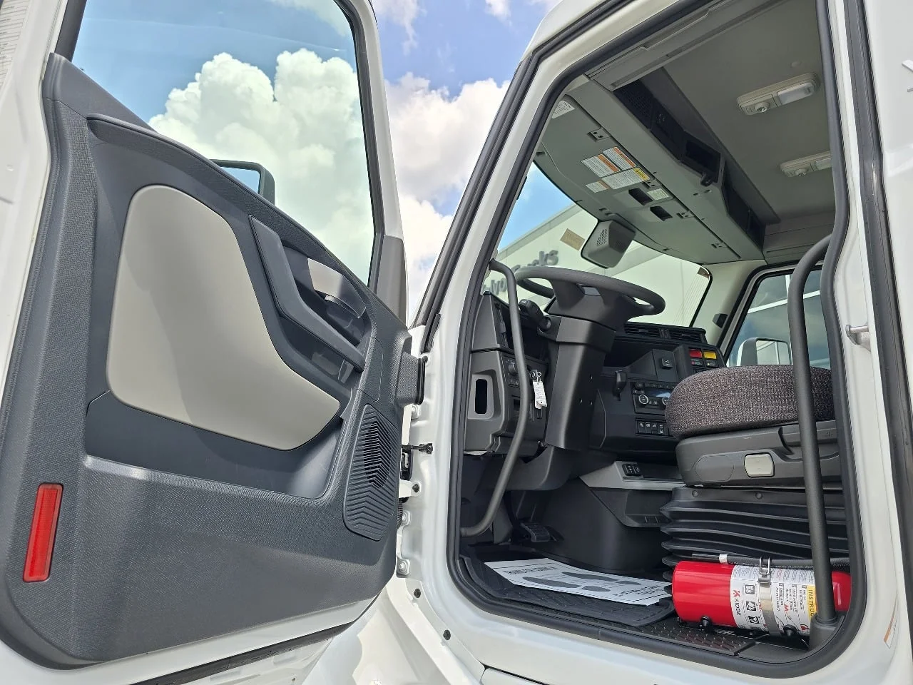 2026 Volvo VNL 300 - image 7