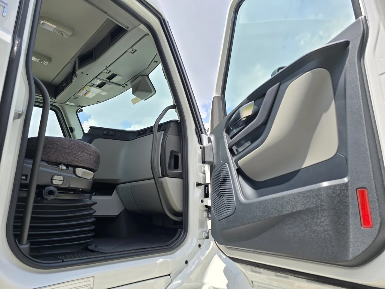 2026 Volvo VNL 300 - image 11