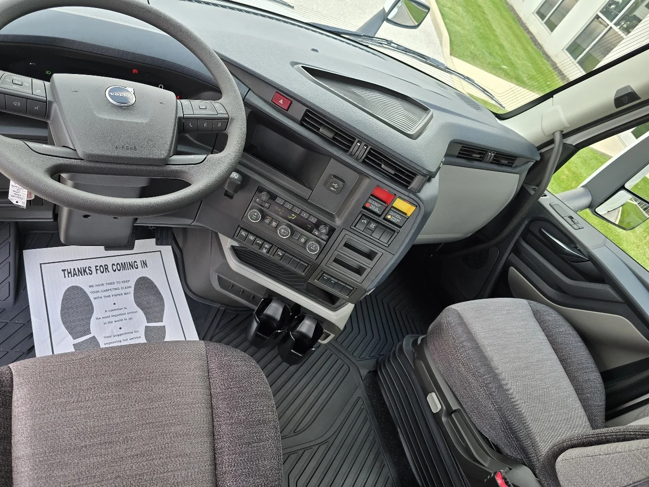 2026 Volvo VNL 300 in Toledo, OH — photo 9