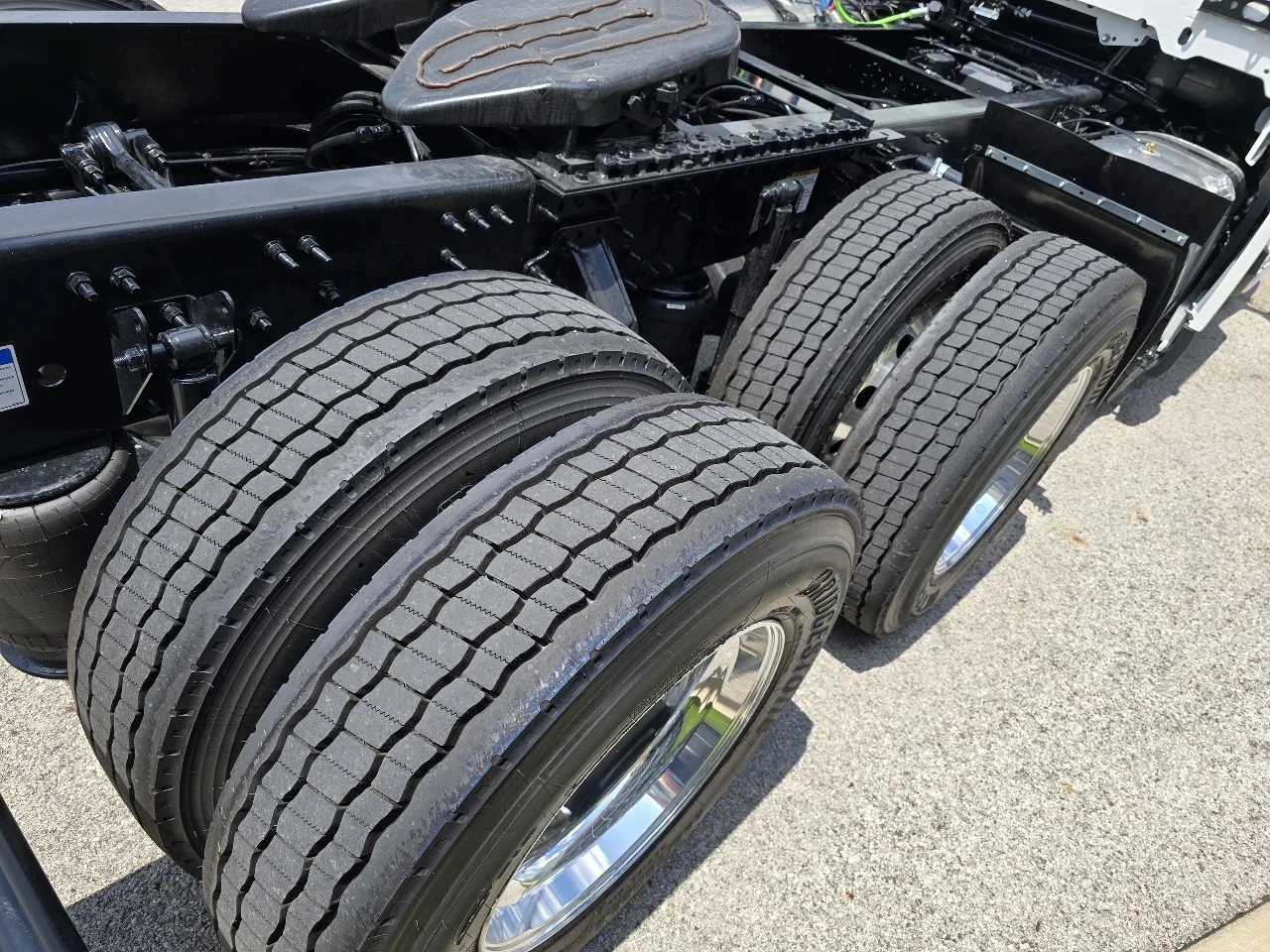 2026 Volvo VNL 300 in Toledo, OH — photo 4