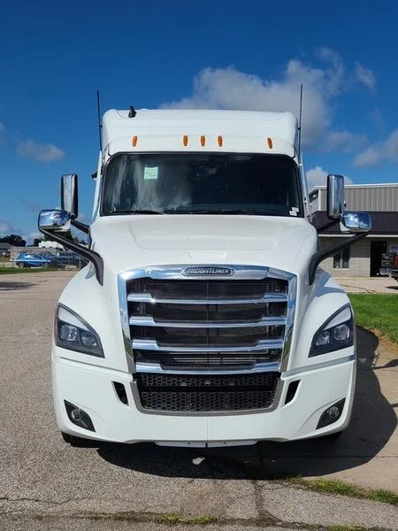 2026 Freightliner Cascadia in Columbus, OH — photo 3
