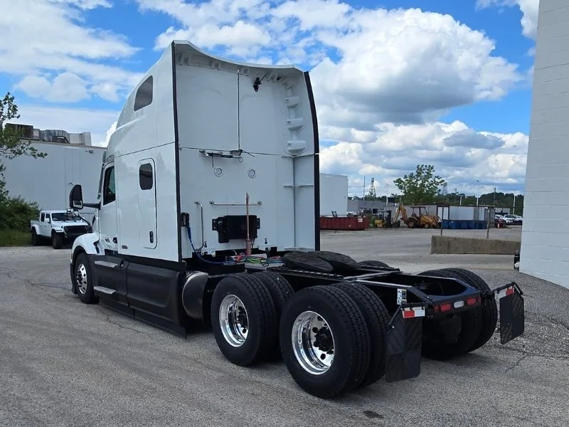 2027 Peterbilt 579 — photo 8