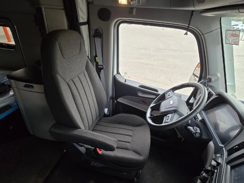 2027 Peterbilt 579 — photo 3