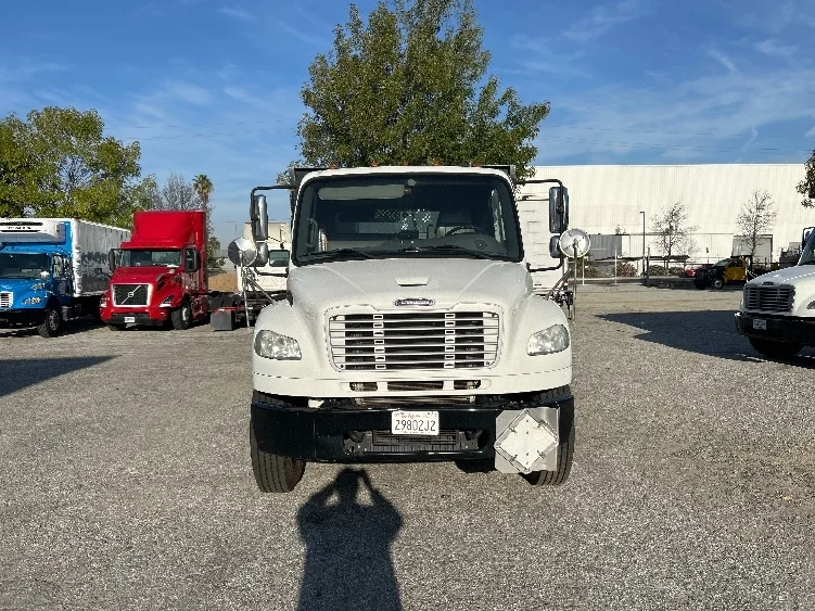 2019 Freightliner M2 106 - image 2