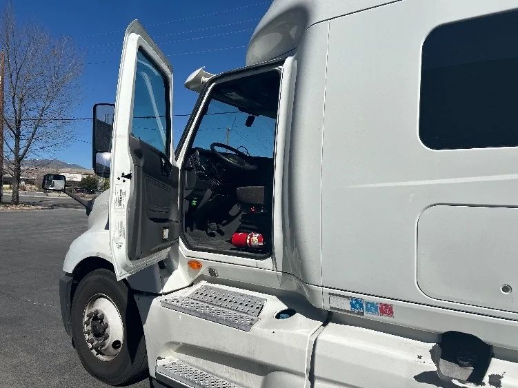 2020 International LT - image 9