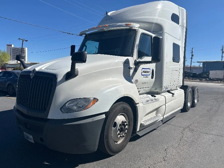 2020 International LT - image 3